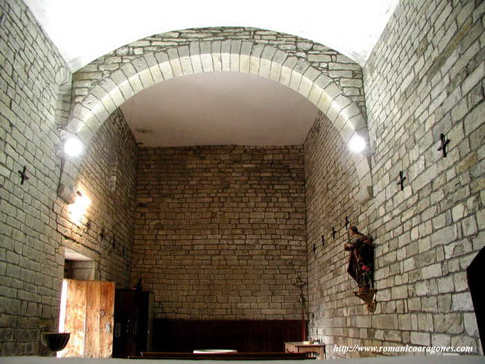 VISTA DE LA NAVE HACIA LOS PIES. ARCO DE MEDIO PUNTO MODERNO.